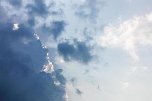 les nuages obscurcissaient la lumière. photo