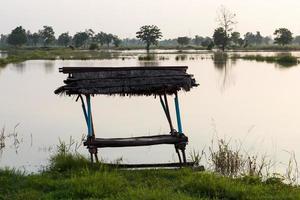 vieux chalet dans les rizières avec de l'eau. photo