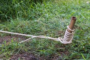 attacher la corde sur la pelouse. photo