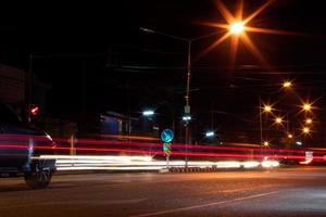 phares de voiture et lampadaires de nuit. photo