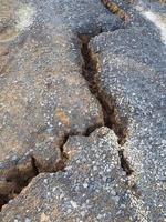 effondrement du chemin de terre fissuré. photo