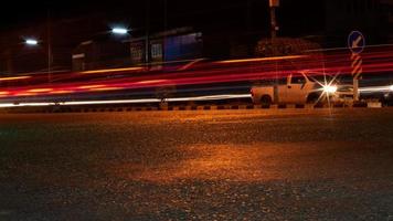 feux de voiture avec des routes pavées la nuit. photo