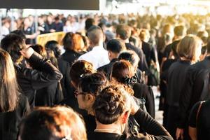 derrière la foule, de nombreuses personnes en deuil. photo