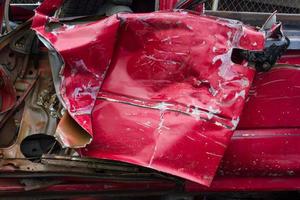 la vieille voiture à porte rouge a été démolie. photo