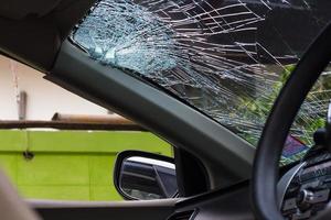 vitre cassée de la voiture. photo