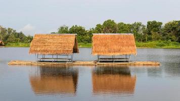 flotteur de radeau sur le lac. photo