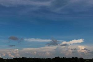 ciel nuageux sur la campagne. photo