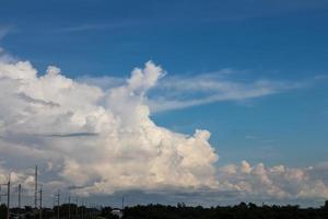 ciel nuageux sur la campagne. photo