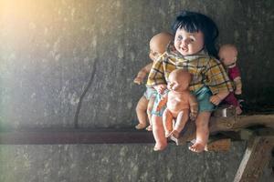 la famille des poupées enfant mystérieux sur la pourriture du bois. photo