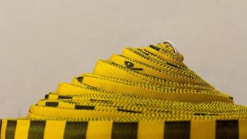 rouleau de corde jaune montagne. photo