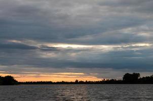 lever du soleil avec des vagues d'eau trouble. photo