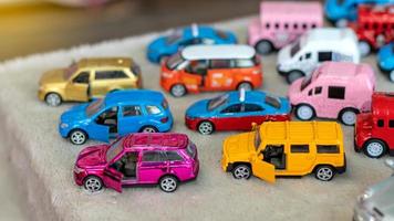 jouets miniatures, grandes berlines jaunes et violettes. photo