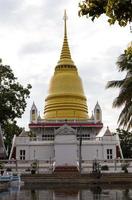 pagode dorée avec bâtiment blanc. photo