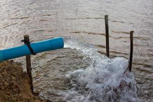 tuyau de sortie d'eau dans l'inondation. photo