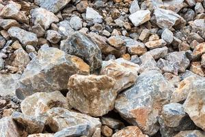 beaucoup de gros tas de roches avec de la terre. photo