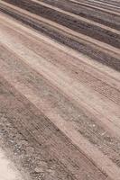 la surface trace des roues sur le chemin de terre. photo