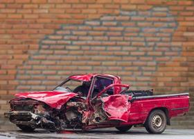 voiture démoli mur de briques. photo