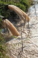 l'eau s'écoule des deux égouts dans le canal. photo