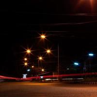 phares de voiture et lampadaires de nuit. photo