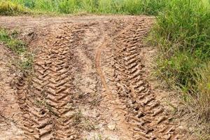 traces de pneus dans la boue de terre. photo