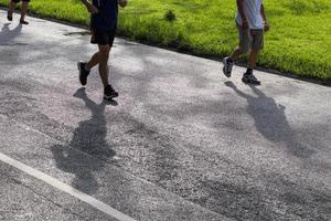 les gens de l'ombre qui courent dans la rue. photo