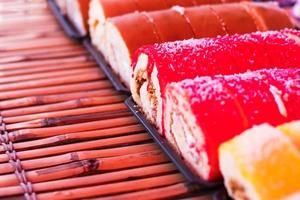 garniture de crème de gâteau roulé rouge. photo