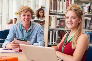 deux étudiants étudient ensemble en bibliothèque photo