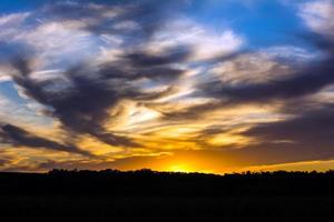 coucher de soleil nuageux photo