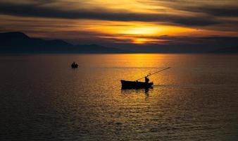 bateaux au coucher du soleil photo