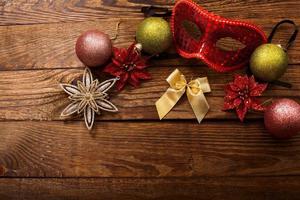 accessoires de noël sur fond en bois marron. vue de dessus et espace de copie. photo