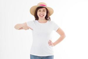 conception de t-shirt d'été et concept de personnes gros plan d'une femme en t-shirt blanc modèle vierge et point de chapeau de plage sur l'espace de copie sur t-shirt blanc. maquette. vue de face. photo