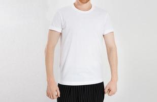 t-shirt blanc sur un jeune homme de race blanche isolé. prêt pour votre conception. homme en t-shirt blanc mock up photo