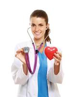 femme médecin avec stéthoscope tenant coeur photo