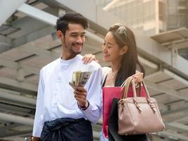 les jeunes hommes d'affaires birmans viennent contacter les entreprises et les copines viennent voyager et acheter des marchandises dans les grandes villes photo