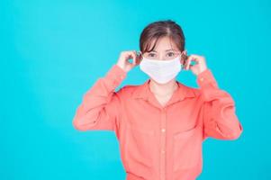 les femmes asiatiques doivent utiliser un masque facial pour se protéger contre la pollution par la poussière et prévenir l'infection par des virus photo