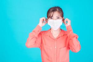 les femmes asiatiques doivent utiliser un masque facial pour se protéger contre la pollution par la poussière et prévenir l'infection par des virus photo