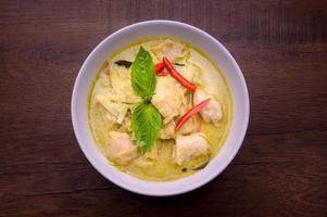 curry vert avec des boulettes de poisson avec des pousses de bambou et du lait de coco à partir de noix de coco fraîche est un célèbre plat thaïlandais photo
