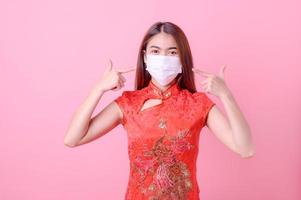 de belles jeunes femmes chinoises utilisent des masques faciaux pour se protéger contre la pollution par la poussière et les infections par des virus en suspension dans l'air photo