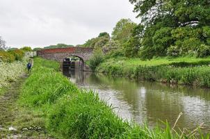 canal avec un pont de pierre photo