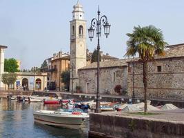 bateaux dans le port en italie photo