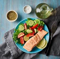 saumon et légumes à la vapeur, régime paléo, céto, fodmap. photo