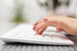 doigts féminins tapant sur clavier blanc photo