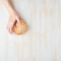 recette étape par étape. galette maison aux légumes. vue de dessus, table en bois blanc photo