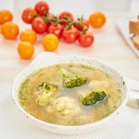 soupe de brocoli, plat végétarien diététique de légumes de printemps sains, vue de dessus, gros plan, vue de côté photo