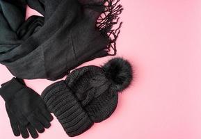 accessoires femme chauds d'hiver ou d'automne à plat - écharpe tricotée noire, chapeau, photo