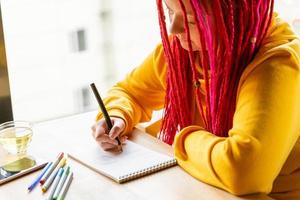 concept de nomade numérique. fille indépendante travaillant à distance sur un ordinateur portable dans un café, coworking. photo