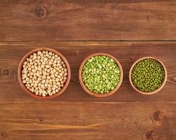 ensemble de légumineuses, haricots pour régime végétalien protéiné sans gluten, pois verts, pois chiches, mungo, vue de dessus photo