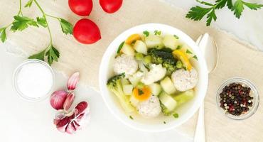 bol de soupe, une tasse de bouillon et de légumes, boulettes de viande de dinde et de poulet, vue de dessus, bannière longue largeur photo