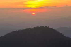 coucher de soleil sur la montagne photo