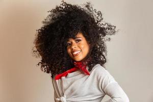 portrait de beauté d'une femme afro-américaine avec une coiffure afro et un maquillage glamour. femme brésilienne. race mixte. cheveux bouclés. coiffure. fond blanc. photo